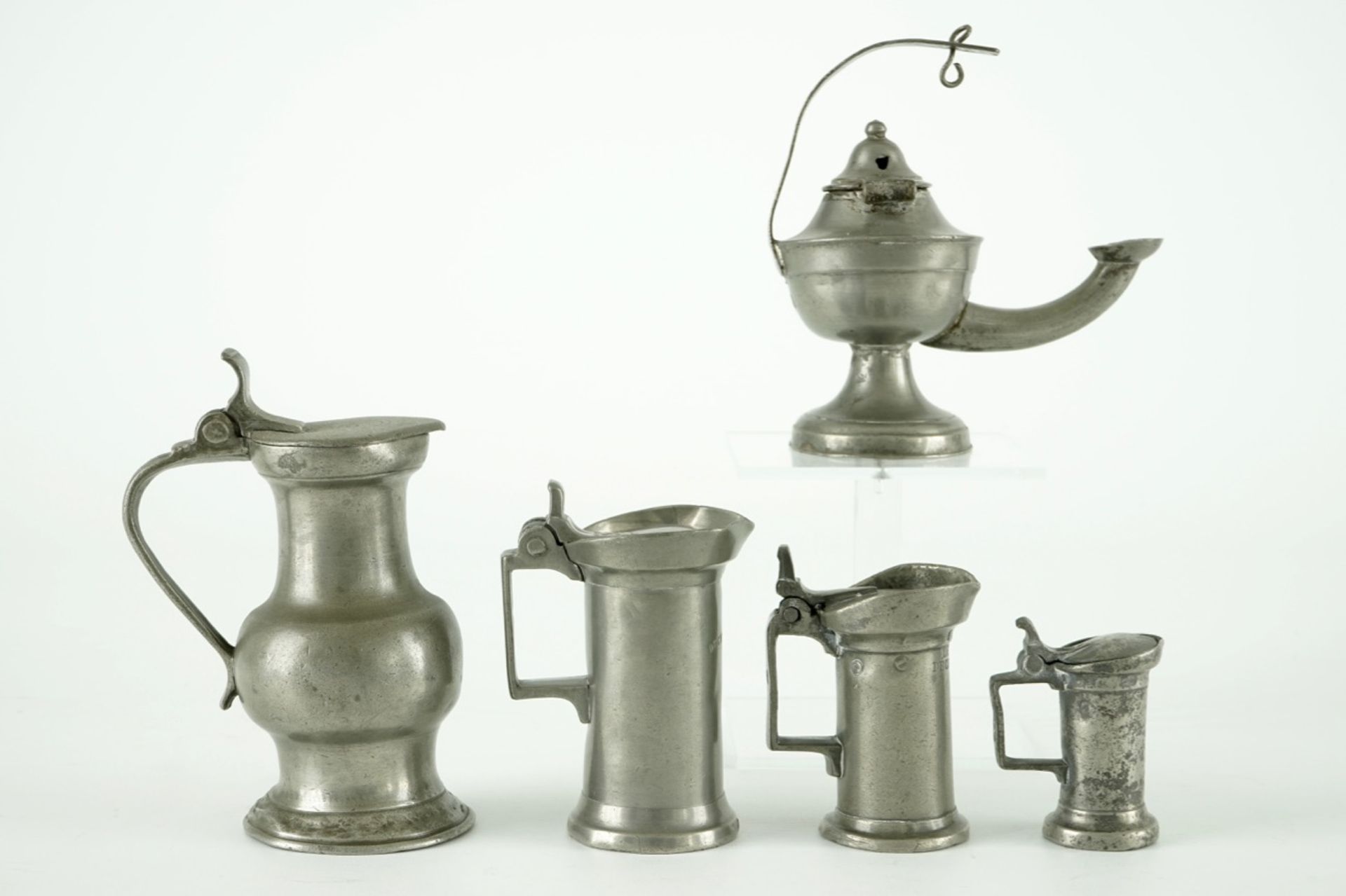 A collection of pewter wares, consisting of 20 jugs, plates, trays and bowls, 17/19th C. - Image 4 of 23