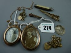 A 1602 English silver coin and a small parcel of jewellery, small knife and two oval possibly gold