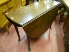 A Georgian mahogany twin flap pad foot table, 71 x 109.5 cms