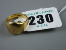 An eighteen carat gold signet ring, 6 grms
