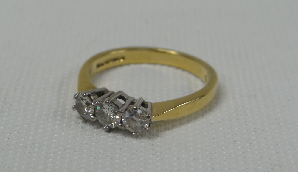 18ct THREE STONE DIAMOND RING (approx 1ct), 3.1gms