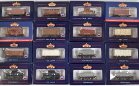 A SELECTION OF 16 BACHMANN 00 GAUGE WAGONS