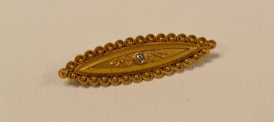 A 15ct GOLD MARQUISE SHAPED BROOCH WITH CENTRE DIAMOND, 4.5gms