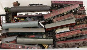 A LARGE QUANTITY OF MIXED 00 GAUGE PASSENGER COACHES AND UTILITY WAGONS (UNBOXED)