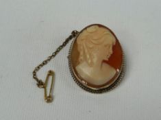 9ct GOLD CAMEO BROOCH/PENDANT with safety chain, 7.3gms