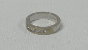 9ct WHITE GOLD RING BAND SET WITH SEVEN DIAMONDS, 6.1gms