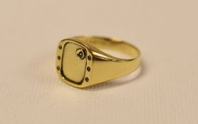 GENTS 14ct GOLD SIGNET RING SET WITH A DIAMOND, 3.4gms