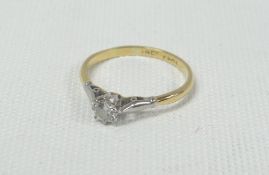 18ct GOLD SOLITAIRE RING, 2.1gms