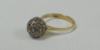 18ct GOLD UNUSUAL BALL SET DIAMOND RING, 5.2gms