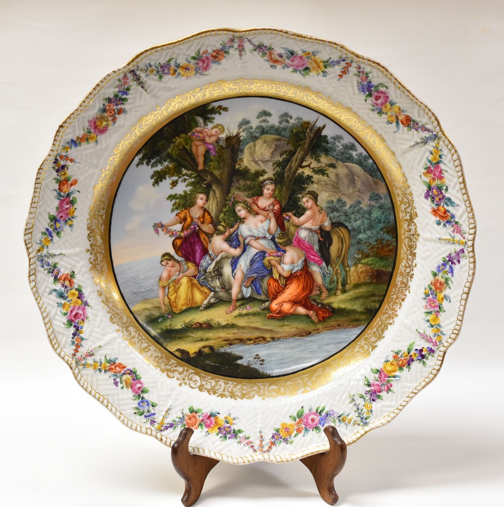 A LATE TWENTIETH CENTURY MEISSEN CHARGER OF SECOND QUALITY with a large internal classical depiction