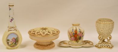 FOUR WORCESTER PORCELAIN ITEMS comprising a Chamberlains bottle-vase decorated with oval romantic