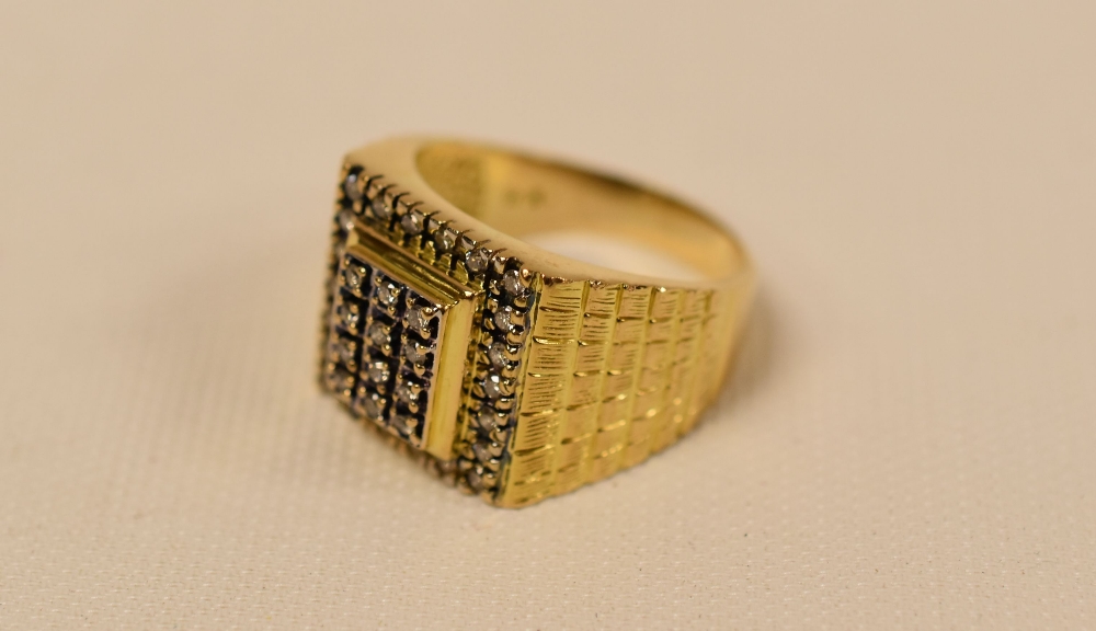 GENTS 18ct GOLD SQUARE DIAMOND SET RING, 14.9gms