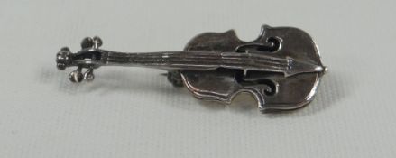 A SILVER BROOCH IN THE FORM OF A VIOLIN, hallmarks worn, 4.9cms long BBC Bargain Hunt