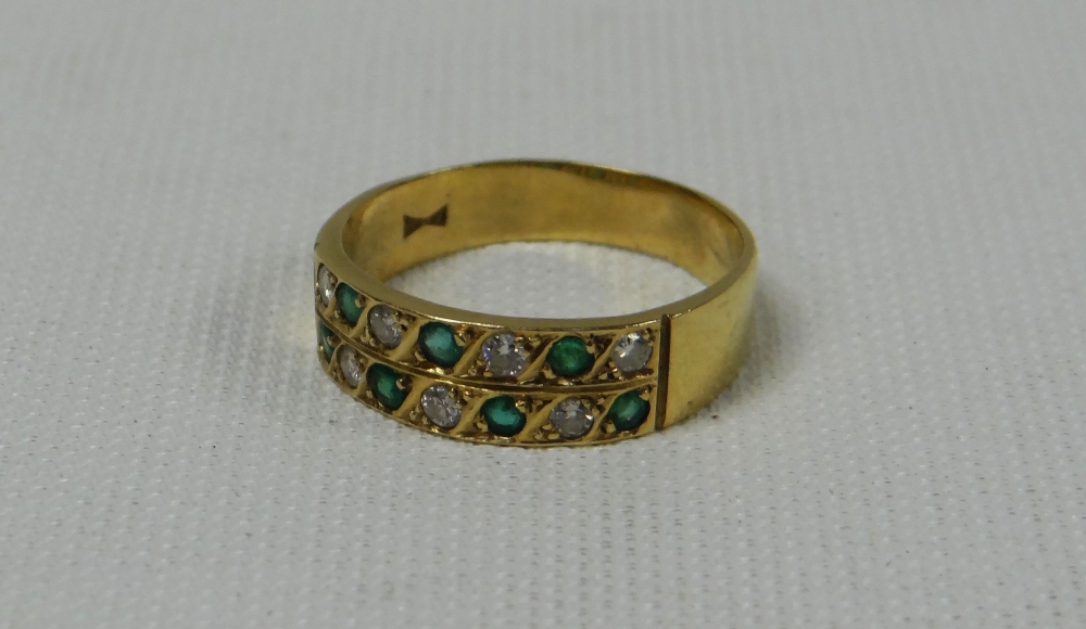 AN 18ct YELLOW GOLD EMERALD & DIAMOND RING with seven of each stone in two alternate rows, 3.8gms