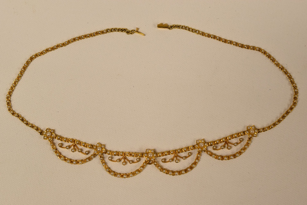 A PRETTY ANTIQUE NECKLACE OF SEED-PEARLS in non-marked gold, 21gms