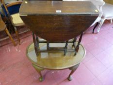 A small 20th Century oak twin flap gate leg side table on spindle and block supports and a walnut