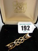 A CLOGAU GOLD CELTIC STYLE TWO COLOUR BAR BROOCH, 3.7 grms