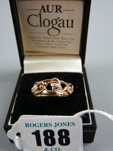 A BOXED NINE CARAT CLOGAU GOLD RING, 4.6 grms