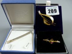 A SILVER AND GOLD GENTS TIE PIN, a single stone set gold coloured bar brooch and a mid century