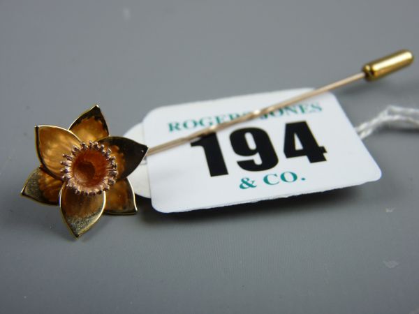 A CLOGAU GOLD DAFFODIL PIN, 2.6 grms