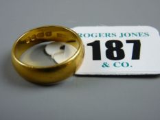 A TWENTY TWO CARAT GOLD WIDE WEDDING BAND, 8 grms