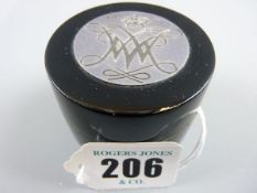 A SMALL CYLINDRICAL BLACK LACQUERED RING BOX, the lid inset with a silver crown and monogram and