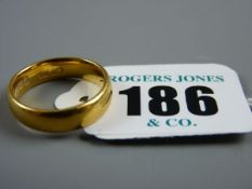 A TWENTY TWO CARAT GOLD WEDDING BAND, 6.6 grms