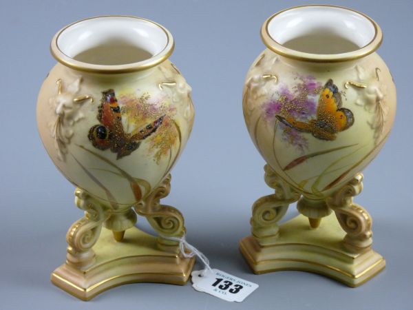 A PAIR OF GRAINGER & CO WORCESTER VASES, corbel supported urn shaped vases on trefoil bases with