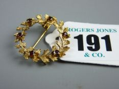 A NINE CARAT GOLD WREATH BROOCH WITH SIX SMALL RUBIES, 3 grms