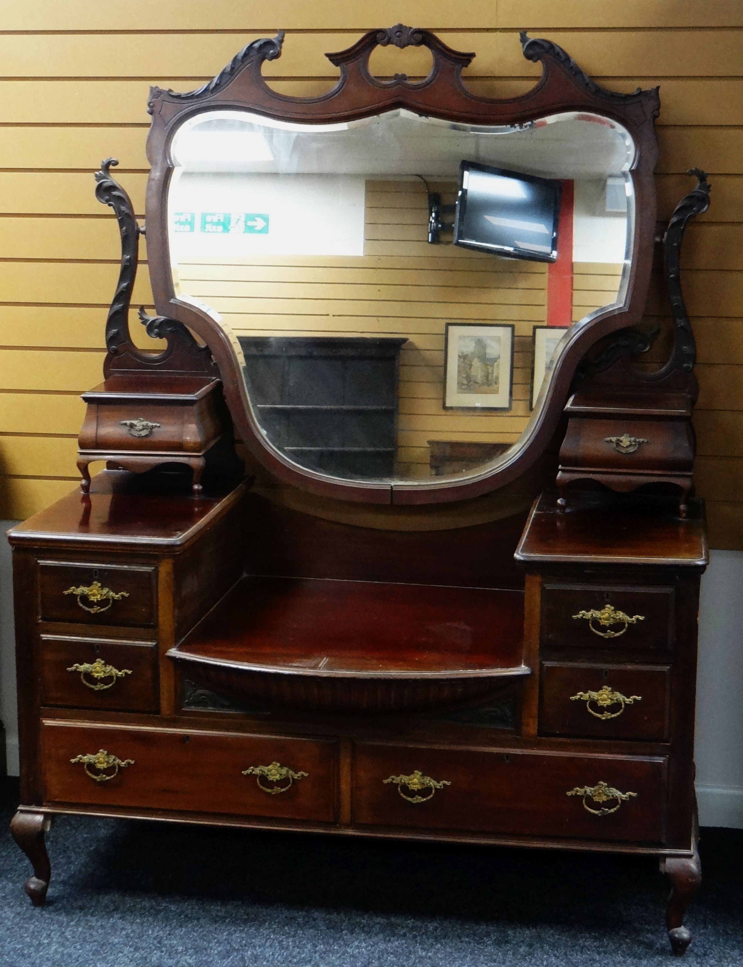 AN EDWARDIAN MAHOGANY PART BEDROOM SUITE comprising ornate carved triple wardrobe, 181cms wid - Image 3 of 3