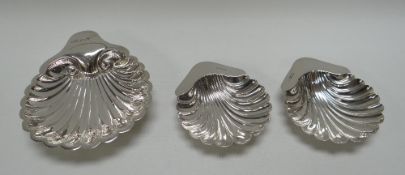 A SILVER SCALLOP DISH & PAIR OF SMALLER SIMILAR, 4.4ozs total