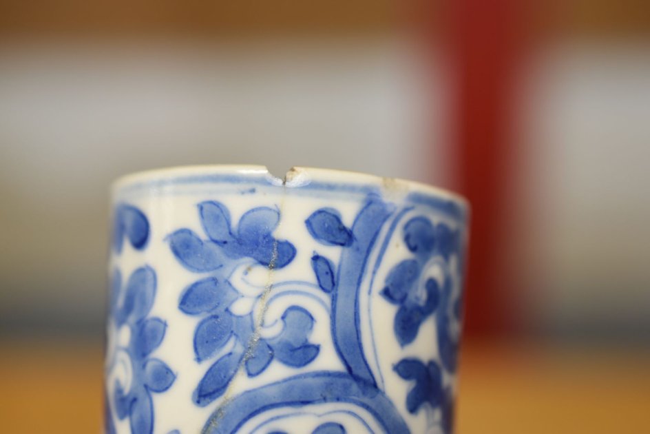 A PAIR OF CHINESE BLUE & WHITE BOTTLE VASES, with stylised chrysanthemum and foliate decoration in - Image 5 of 5