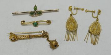 A MIDDLE-EASTERN, BELIEVED GOLD (UNMARKED) BROOCH, A SIMILAR PAIR OF EARRINGS & A 9CT BAR BROOCH