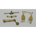 A MIDDLE-EASTERN, BELIEVED GOLD (UNMARKED) BROOCH, A SIMILAR PAIR OF EARRINGS & A 9CT BAR BROOCH