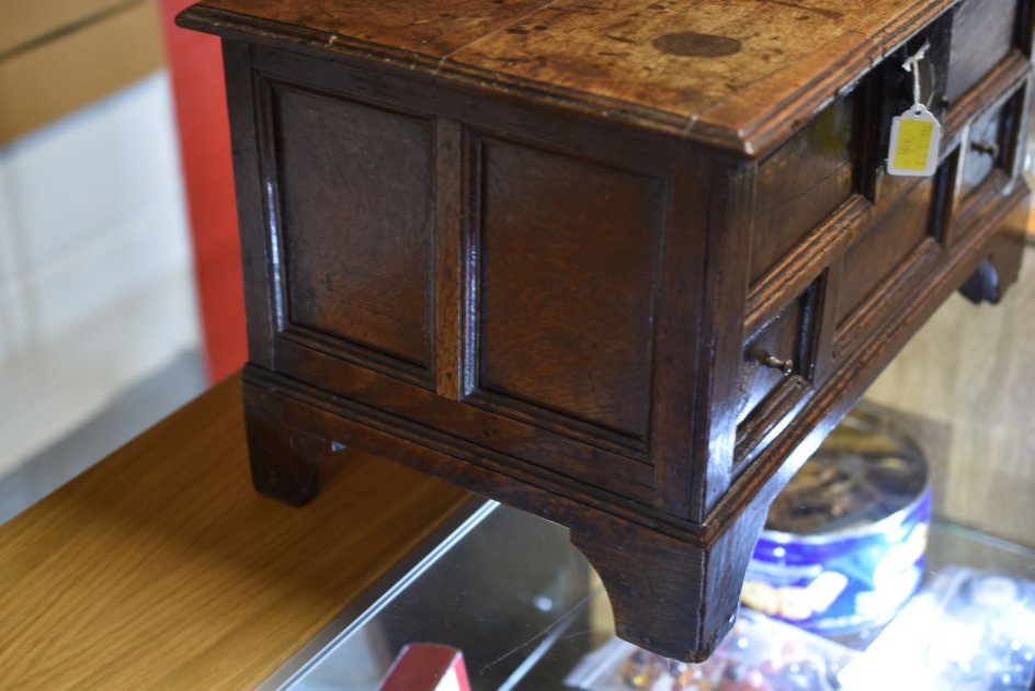 AN EIGHTEENTH CENTURY WELSH OAK COFFER-BACH of moulded panelled form with hinging lid above a single - Image 7 of 23
