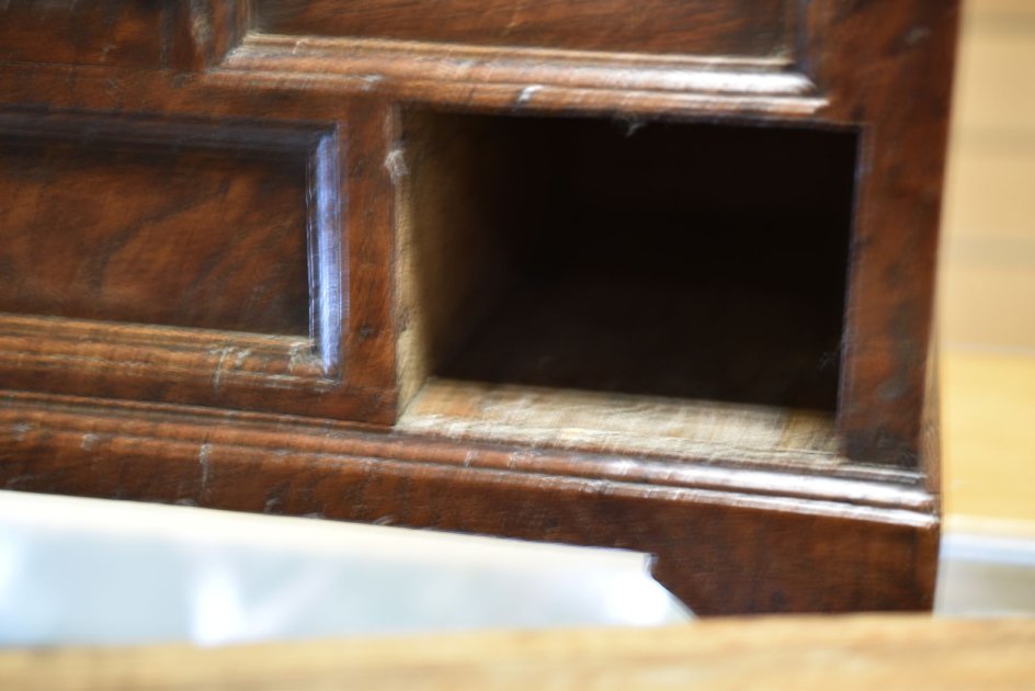 AN EIGHTEENTH CENTURY WELSH OAK COFFER-BACH of moulded panelled form with hinging lid above a single - Image 15 of 23