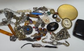 A TIN OF JEWELLERY & SMALL COLLECTABLES including cigarette holders, brooches etc