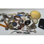 A TIN OF JEWELLERY & SMALL COLLECTABLES including cigarette holders, brooches etc