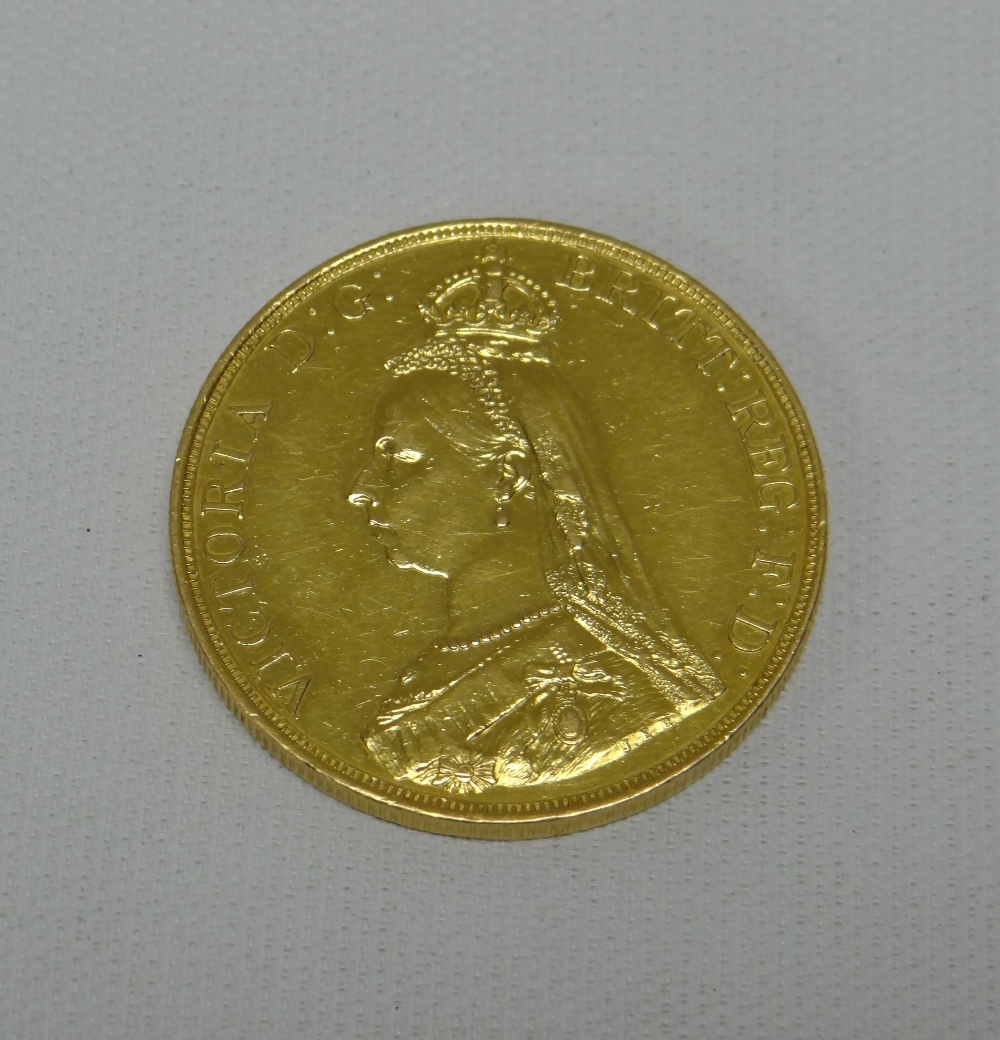 A VICTORIAN 1887 GOLD FIVE POUND COIN, 40gms - Image 3 of 6