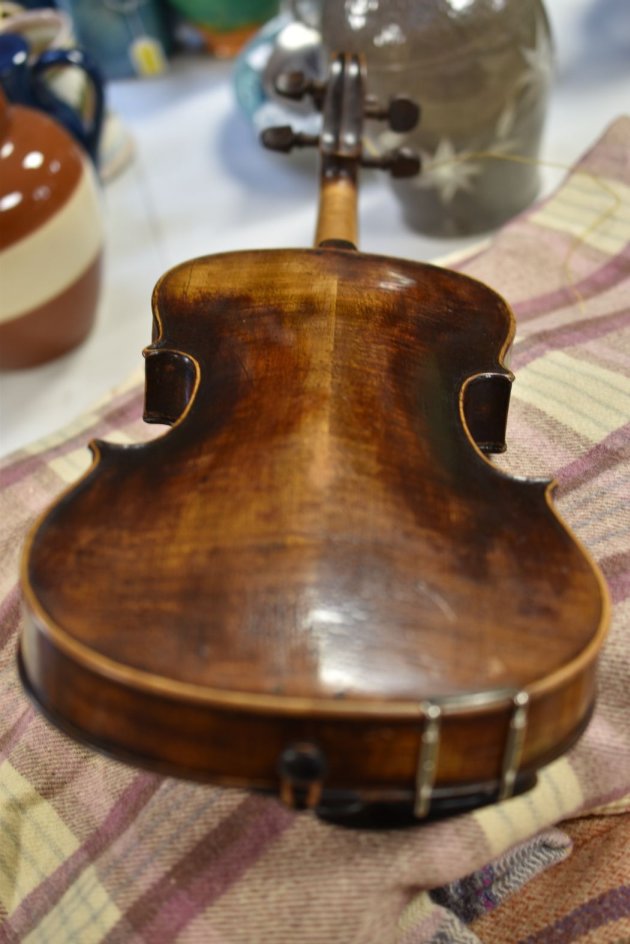 AN ANTIQUE VIOLIN, BOW & CASE Provenance: The Estate of Thomas Ifor Rees, the first British - Image 7 of 8