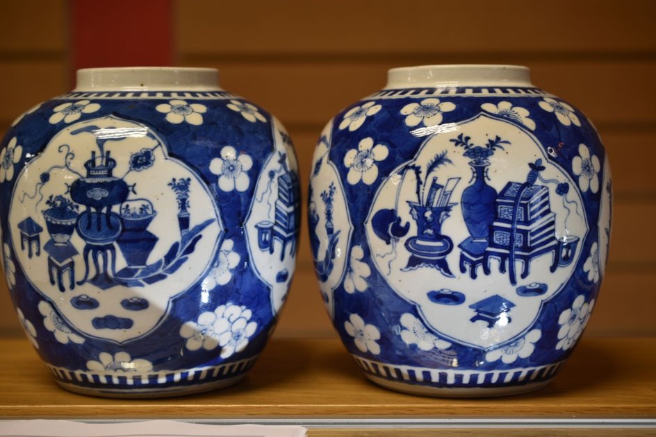 A PAIR OF CHINESE BLUE & WHITE JARS & COVERS each with four panels featuring items of domesticity - Image 7 of 11