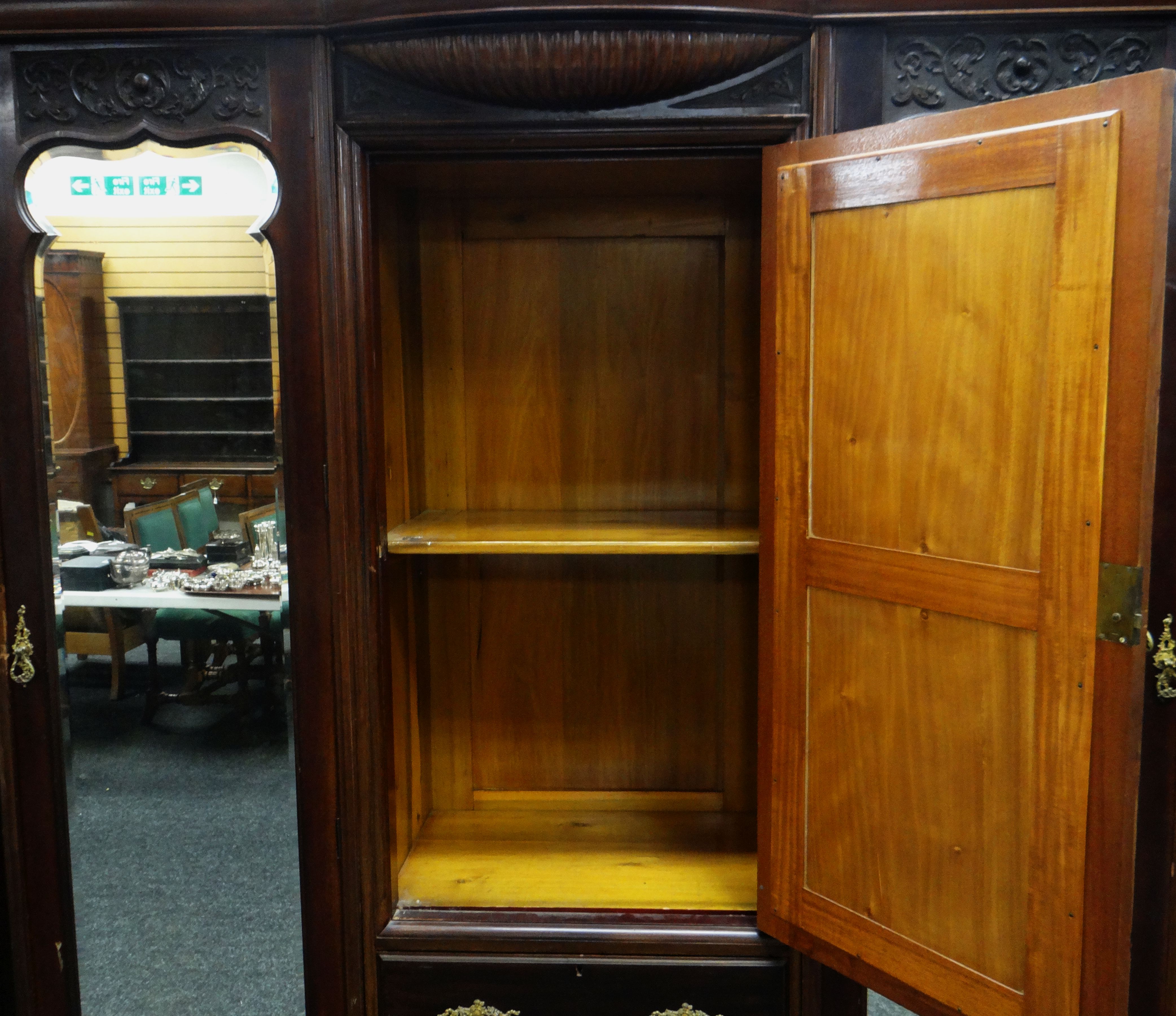 AN EDWARDIAN MAHOGANY PART BEDROOM SUITE comprising ornate carved triple wardrobe, 181cms wid - Image 2 of 3