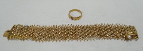 AN 18CT YELLOW GOLD MESH BRACELET & 18CT YELLOW GOLD RING, 28gms total gross, from the estate of a