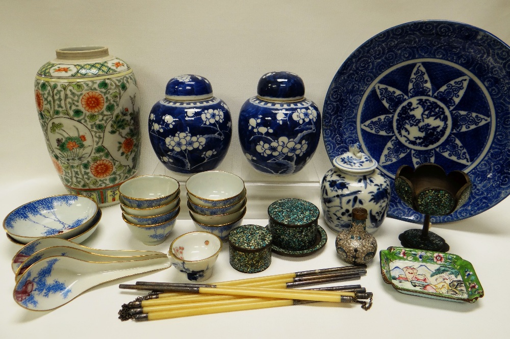A MIXED PARCEL OF ORIENTAL CERAMICS & METALWARE including a pair of prunus ginger jars, a Famille