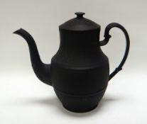 AN EARLY NINETEENTH CENTURY BLACK BASALT COFFEE POT, non-matching lid, non-marked, 18cms high