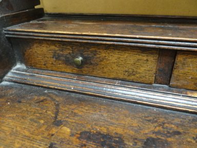 AN EARLY NINETEENTH CENTURY WELSH OAK DRESSER, the base with an arrangement of six drawers and - Image 17 of 18