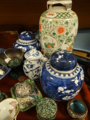 A MIXED PARCEL OF ORIENTAL CERAMICS & METALWARE including a pair of prunus ginger jars, a Famille - Image 8 of 21