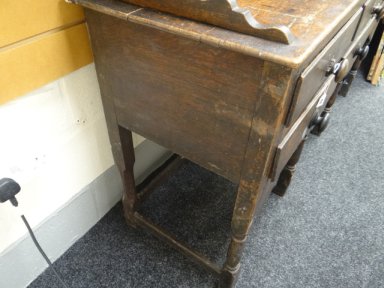 AN EARLY NINETEENTH CENTURY WELSH OAK DRESSER, the base with an arrangement of six drawers and - Image 10 of 18