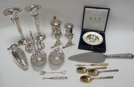 A PARCEL OF MIXED SILVER TABLEWARE including a miniature toast rack of spool form with loop-