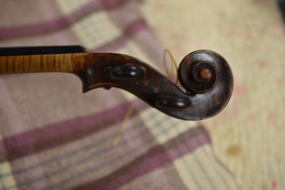 AN ANTIQUE VIOLIN, BOW & CASE Provenance: The Estate of Thomas Ifor Rees, the first British - Image 5 of 8